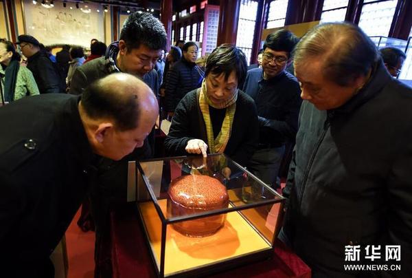 11月13日，观众在参观展出的金漆镶嵌漆艺精品。1