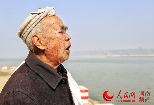 83的张君厚重现当年喊号子的场景 83的张君厚重现当年喊号子的场景