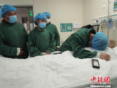 14岁的李敬宇伏在爸爸身上，和父亲做最后的道别?！『略?摄