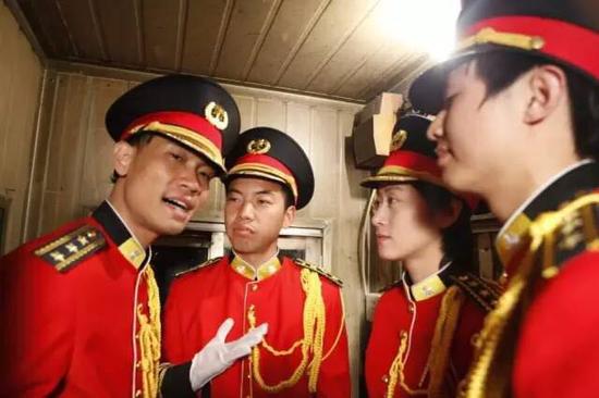 　　胡向前，《劳动之歌 I 晚间》（The Labor Song I Night，2016）。图片：Courtesy Shanghai Biennale