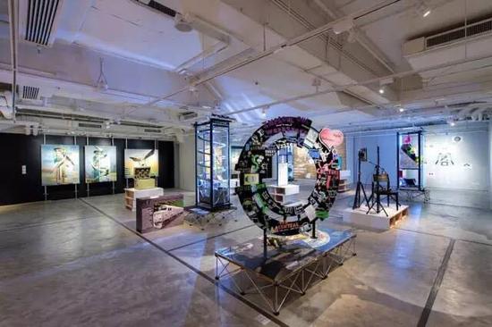 　　K11基金会在2016香港巴塞尔艺博会期间香港临时展厅展出的《黑客空间》（Hack Space）。图片：Courtesy of the K11 Art Foundation