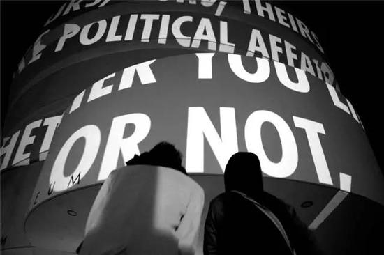 珍妮·霍尔泽 圣地亚哥项目“呼吸”2007年 图片:艺术家