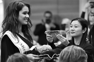 11月13日，在意大利皮耶蒙特大区格林扎内·卡武尔城堡，模特在第17届意大利阿尔巴白松露国际拍卖会上展示两块白松露拍品。