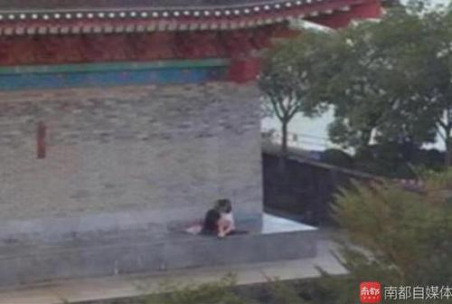 男女在广东著名景区内不雅视频疯传 警方展开调查