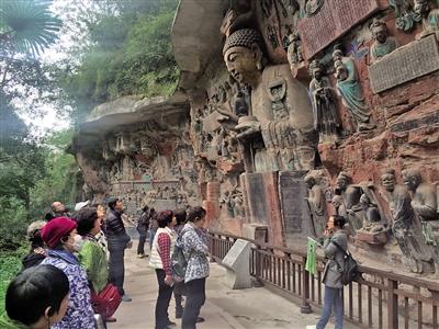 大足石刻一些古代石碑上的文字让人百思不得其解。 本报记者 甘侠义 摄