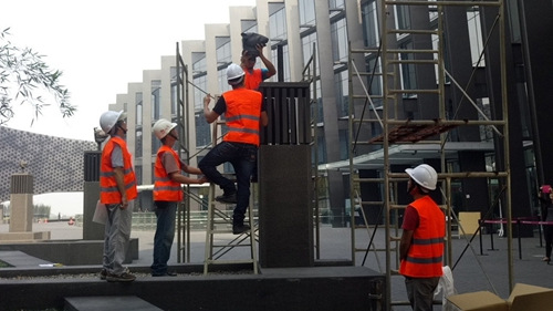 工程人员先拆下鼠首。台湾《联合报》记者卜敏正／摄影