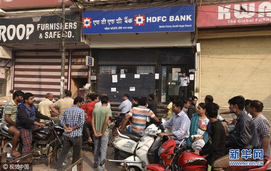 印度民众排队换新钞 持续兑换掏空ATM机（组图）
