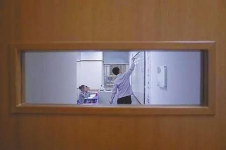 疯狂培训班名额靠抢:家长定闹钟“跪求”报名表