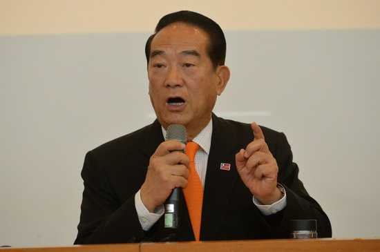 宋楚瑜带伴手礼见安倍2 宋楚瑜带伴手礼见安倍2