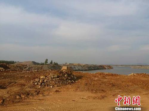 滦河河道内仍在不断增加的剥岩石 肖光明 摄 滦河河道内仍在不断增加的剥岩石 肖光明 摄