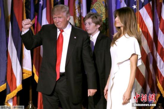 当地时间11月9日凌晨，唐纳德·特朗普宣布，希拉里·克林顿已经致电给他，祝贺他赢得2016美国总统大选。美国共和党总统候选人特朗普成功逆转选前的不利局面，击败民主党候选人希拉里·克林顿。