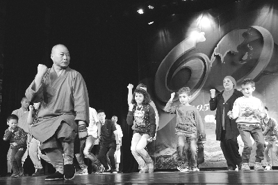 少林武僧与埃及观众互动     齐正军 摄 少林武僧与埃及观众互动     齐正军 摄