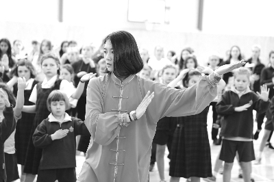 中国助教申慧思带领新西兰学生练习太极 中国助教申慧思带领新西兰学生练习太极