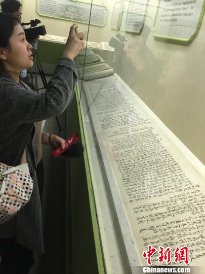 图为观众欣赏“奉使朝鲜唱和诗卷”。　施佳秀 摄