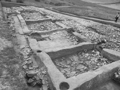 铺满残瓦和陶片的考古现场 铺满残瓦和陶片的考古现场