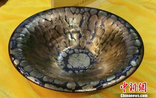 此件口径21.5厘米，高7厘米的金油滴建盏将永远入藏福清黄檗山万福千年禅寺?！±罴恿?摄