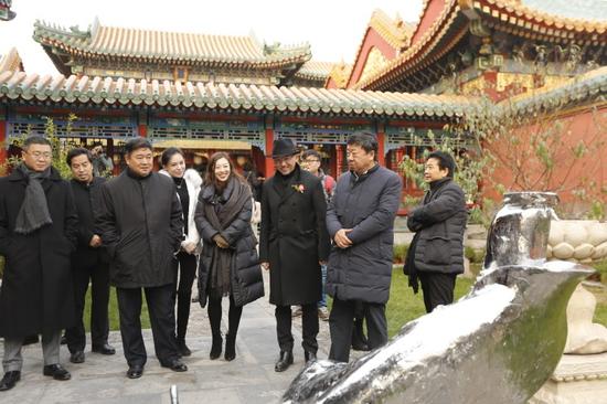 嘉宾参观雕塑《元四家》之王蒙