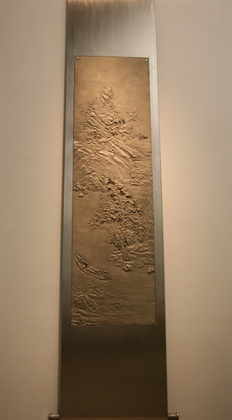 李向群 《江山》-1  Landscape-1尺寸Size: 340cm×92cm×1.6cm   材质Material:白铜 Cupronickel  2012