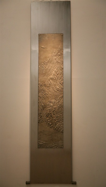 李向群 《江山》-2  Landscape-2 尺寸Size:340cm×92cm×1.6cm  材质Material:白铜 Cupronickel  2012