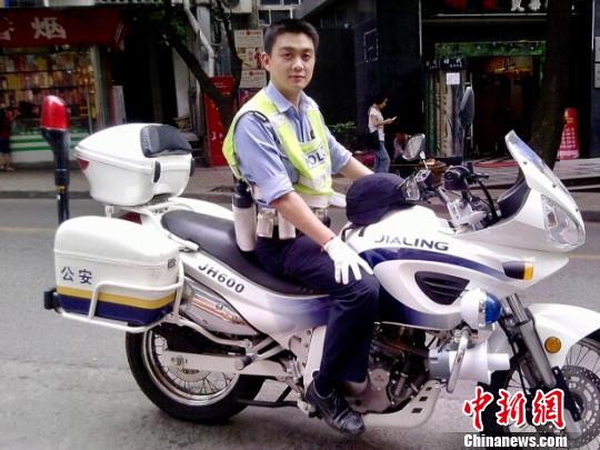 图为接住跳桥少女的重庆市渝中区公安分局交巡警支队一大队王静。　钟新 摄