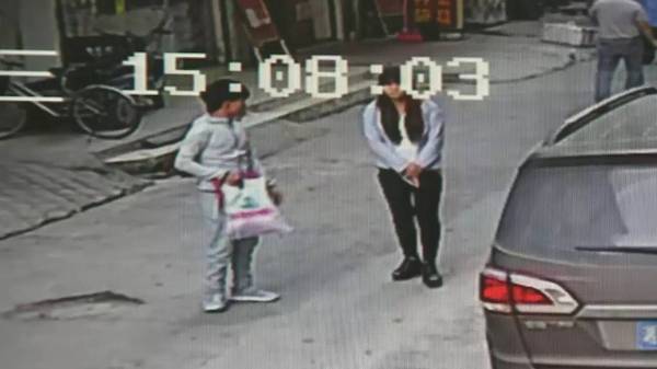 少女被陌生男拉走 少女被陌生男拉走