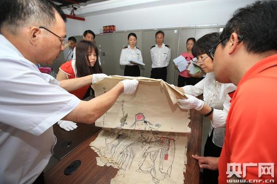 拱北海关向珠海市博物馆移交182件文物 (孙海波 摄)