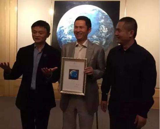 马云、钱峰雷和曾梵志在《蓝色地球》拍卖现场