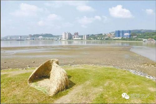 台北市政府邀请意大利艺术家来台参与“关渡国际自然装置艺术季”，和社子岛居民一起创作《万物皆流转》，却最终遭遇台风“杜鹃”，被台北市水利处当成垃圾铲平。