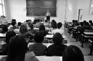 职称和工资待遇、项目申请等直接挂钩，同样是上一堂课，讲师和教授的课时费差别也很大 CFP供图