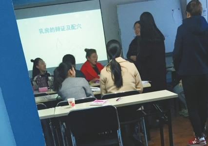  成都走马街某培训机构正在给学员上课。
