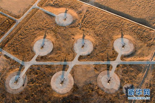 11月16日，神舟十一号载人飞船返回任务空中搜救分队的直升机转场至回收任务待命区。新华社记者 琚振华 摄 图片来源：新华网