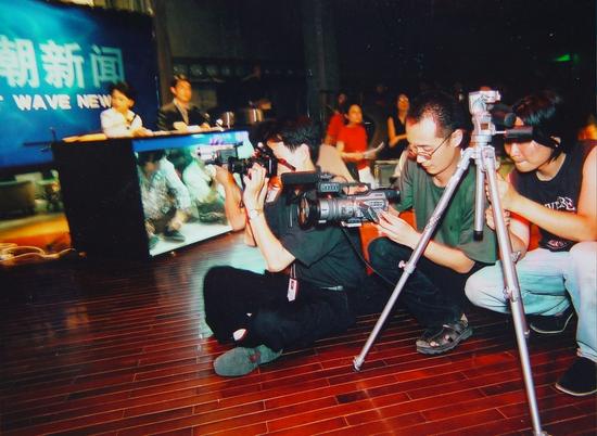 “新潮新闻”工作照 2001 Working Scene of New Wave News 2001