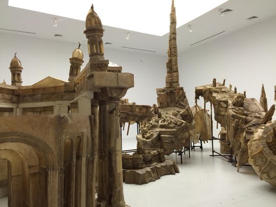 刘韡，大狗，牛皮、金属、木材，尺寸可变，2016