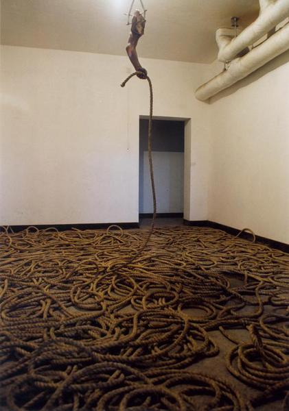 朱昱，袖珍神学，综合材料，尺寸可变，2000