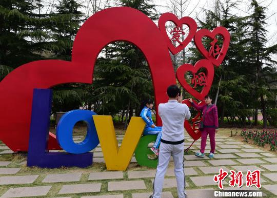 “爱在烟台，难以离开”，爱心成为烟台的城市标签。(资料图) 蔡红文 摄