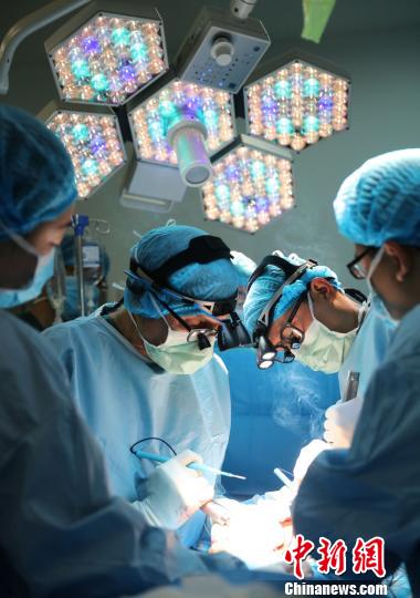 日前，“希望未来，相约助残”烟台国际慈善公益活动在烟台山医院举办，中外骨科专家多年来累计为来自中国各地的160多名贫困、孤残儿童实施了免费手术。(资料图) 邢守林 摄