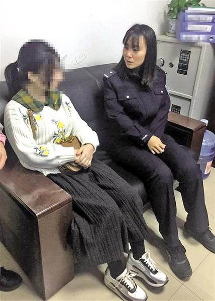 民警与小薇(化名)交流谈心 渝北警方供图