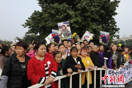 迎接余旭回家的民众。　安源 摄