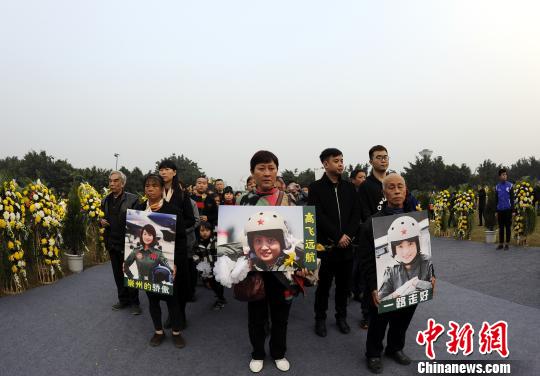 民众祭拜余旭烈士?！“苍?摄
