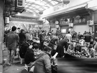 随着寿山石市场进入低谷，周末地摊上以往那种摩肩接踵的盛况也很少看到了