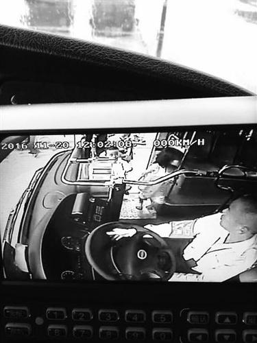 海口8岁女孩独自搭公交迷路 爸爸看朋友圈找到了