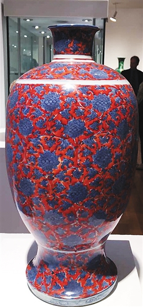 明万历枣皮红地青花缠枝莲梅瓶。冯巍 摄