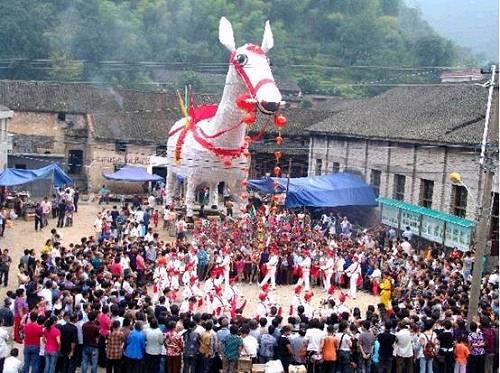 习俗总是会传承下来，这就是唐三彩马在今天的化身。要不然把它也抱回家吧，我看它比唐三彩眼睛大，比它萌！