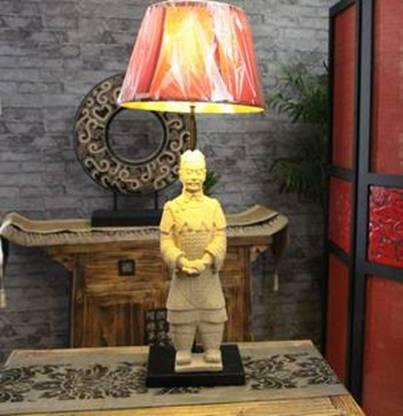 温暖的灯光下，这位来自黑暗深处的冥界战士的内心是复杂的。劳资是暗黑战士，被你活脱脱弄成了一个小把件。