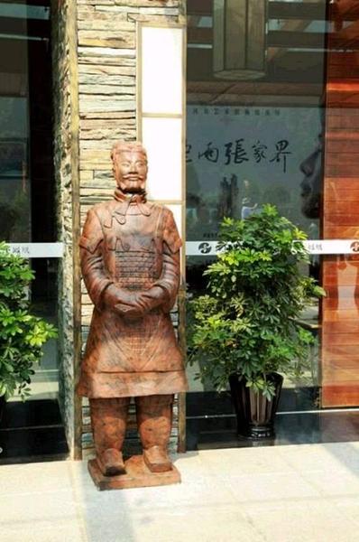 守护秦始皇的战士一定武功盖世，所以请两位来看门，好像没什么不对的啊?？纯茨俏毁父缪艄饷髅牡挠霰砬楹褪质?，转业以后干的很开心呢。