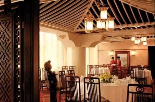 这款泱泱扑面唐风浩荡的陶瓷侍女叫“三彩佣”，也是冥器，最初是代替活人殉葬用的。您看他端着东西伺候人没错，不过人家是伺候死人的；右上角那俩位才是伺候活人的。这个雍容典雅的仕女正面是这个样子的：