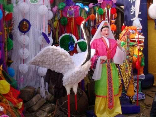 上面那个仕女俑，在今天改头换面的现代版本就是这样?；ɑ搪?，面色红润多好看，还比唐代的苗条，拿回家放客厅的场景一定很壮观！