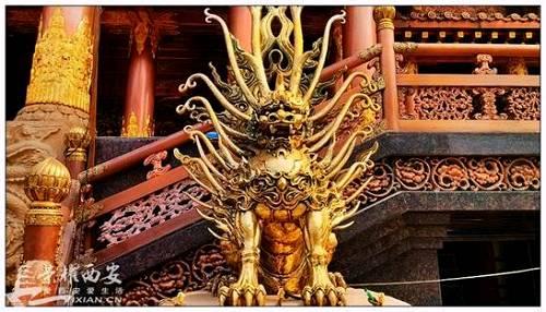 在这款充满武侠网游既视感的雕梁画栋豪华宫殿前中，配上这么一只黄金镇墓兽，这种场景让人看起来真是特别的魔幻呢，让人忍不住想组个团进去刷一刷《暗黑破坏神》的大boss迪亚波罗！