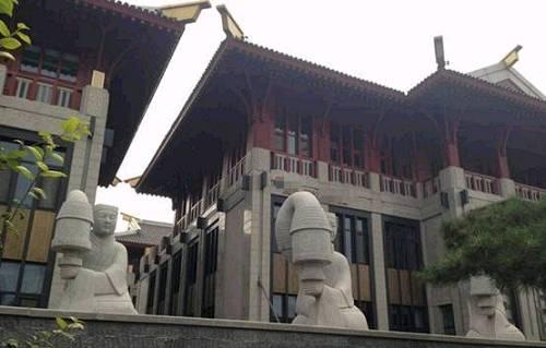 京城某豪华会馆门口摆着的几个大套袖，霸气凌人，很有来头。上面这几位石雕的真身是下面这件国宝：长信宫灯