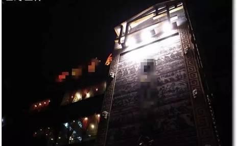 都说会所和五星级豪华饭店是胡乱摆设的重灾区，话音刚落，四川某著名饭店的外墙就映入我们的眼帘。这块外墙装饰古朴沉稳，泱泱大气，图上这种剪影式古人车马出行图特别能够瞬间营造仿古气势，一看就历史悠久、逼格浓厚，黑白模糊中蕴含着古迹那种时间流过的厚重感。